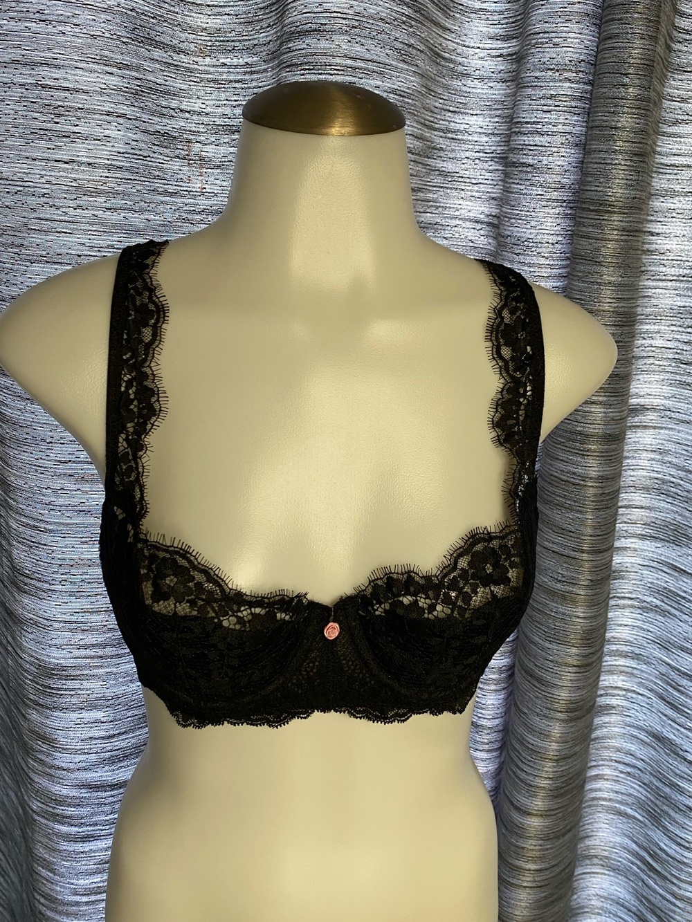 Victoria’s Secret 34C Bra
Dream Angels Balconette
Black lace overlay
Pink rosett